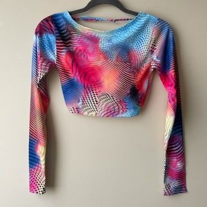 Super comfortable long sleeve crop top. This top of from Edikted.